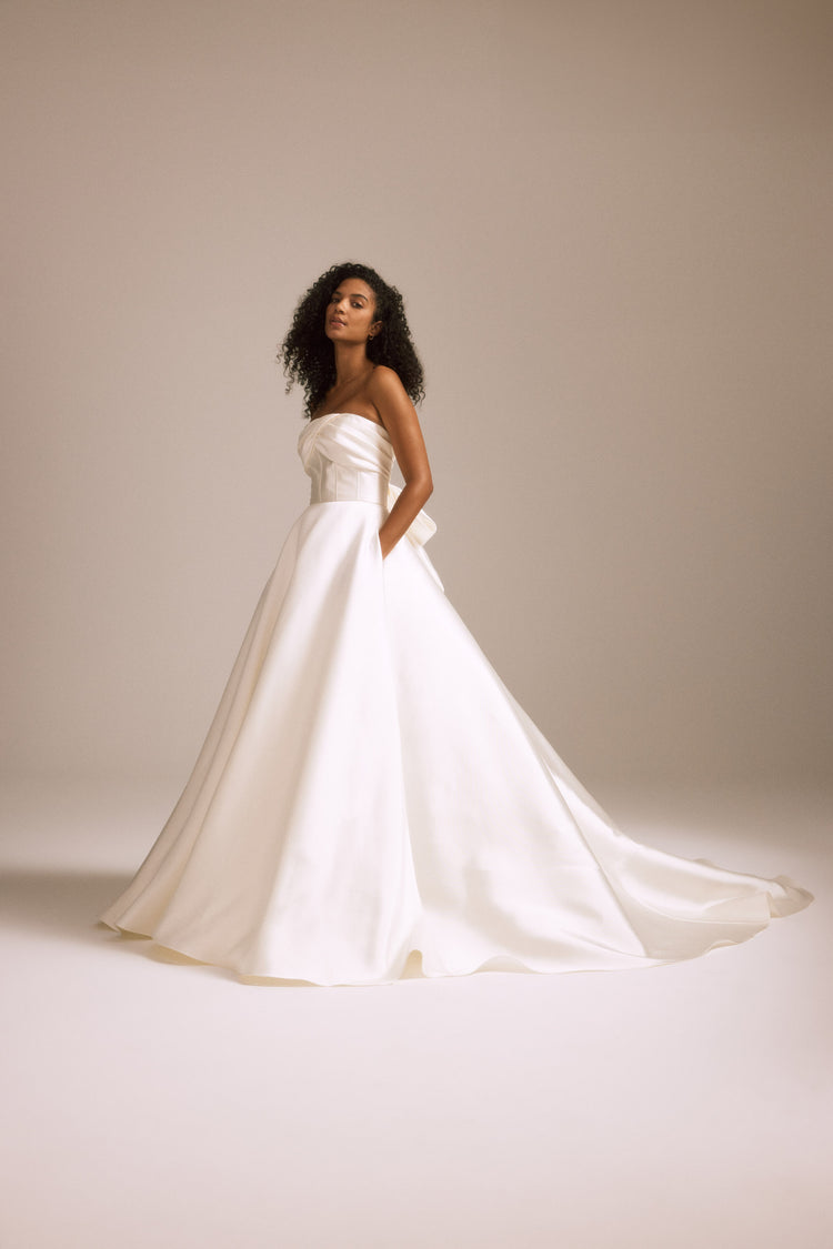 Image number 6: Davina, side view