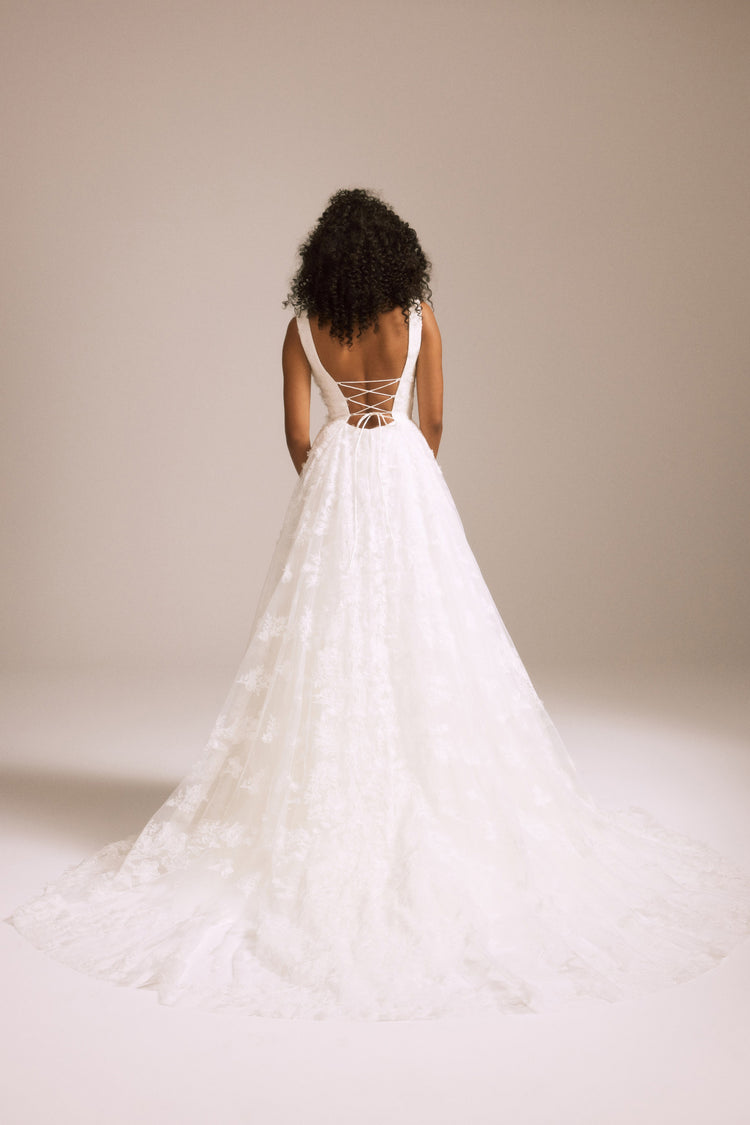 Image number 3: Elodie, back view