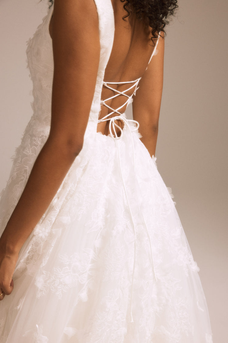 Image number 4: Elodie, back view