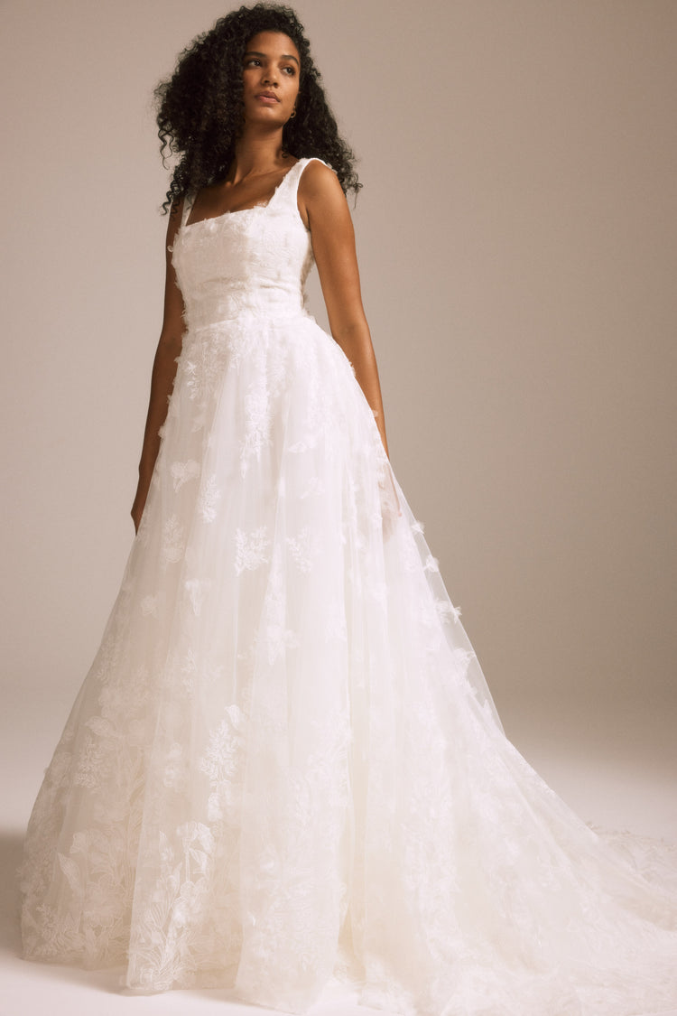 Image number 1: Elodie, back view