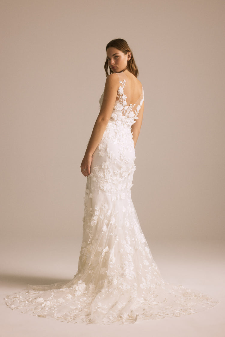 Image number 0: Floriane, back view