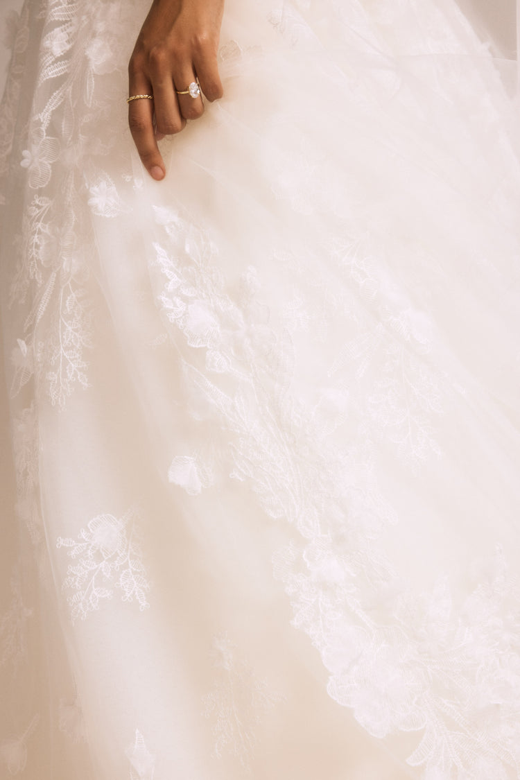 3D Floral Embroidered Veil, accessory from Collection Accessories by Nouvelle Amsale
