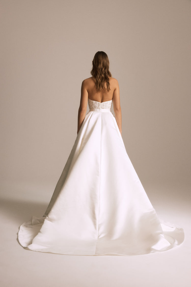 Image number 9: Oakley, back view