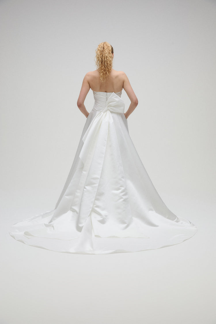 Image number 3: Oli, back view