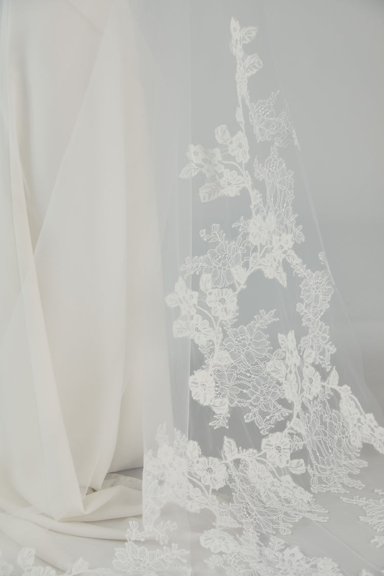 Chantilly Lace Veil, accessory from Collection Accessories by Nouvelle Amsale, Fabric: tulle