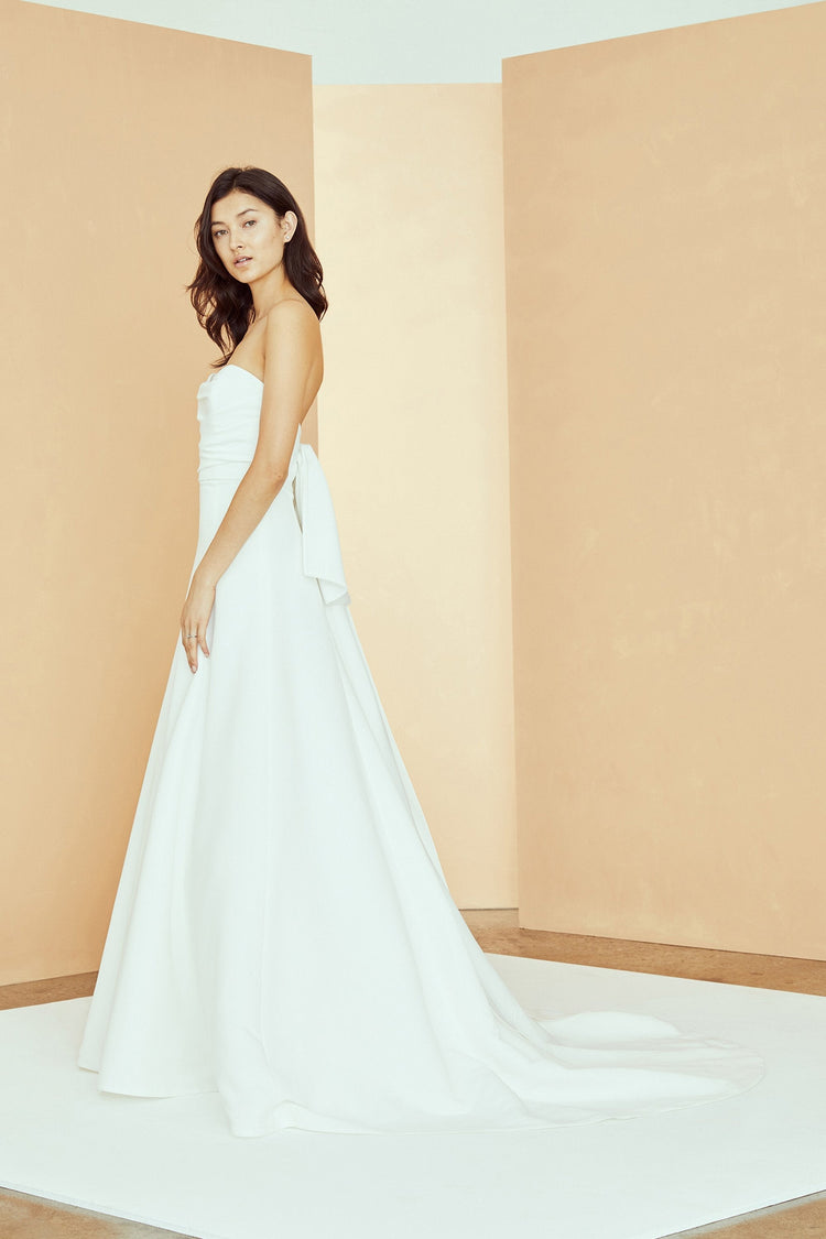 Image number 3: Kirsten, side view